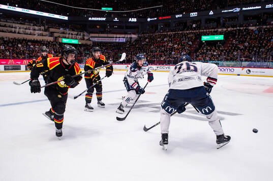 Brynäs Michal Svrcek och Jordan Schroeder mot Linköpings