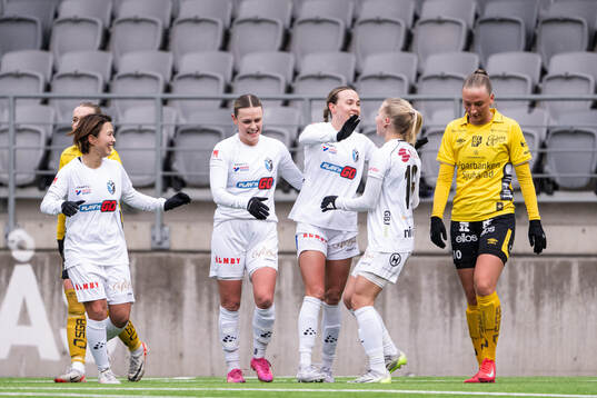 Växjö DFFs Larkin Russel jublar med lagkamrater