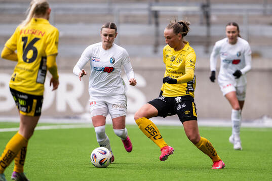 Växjö DFFs Maja Bodin och Elfsborgs Stina Jensen