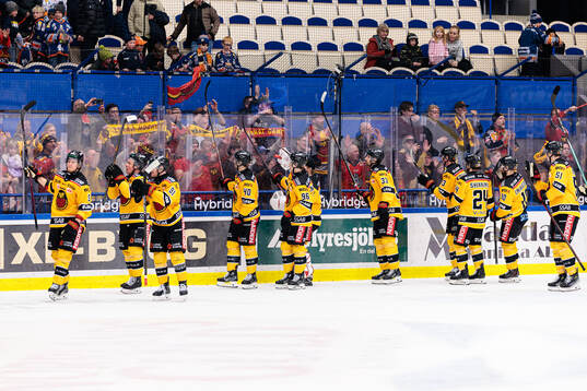 Luleås spelare jublar framför supportrarna