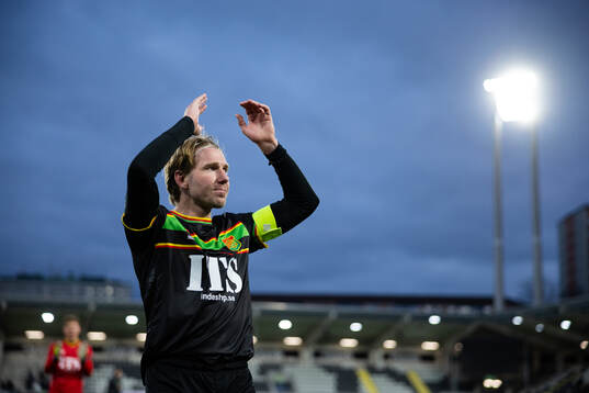 GAIS August Wängberg håller i segersång framför klacken