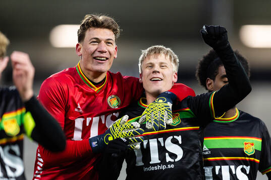 GAIS målvakt Kees Sims och Robert Frosti Þorkelsson tackar publiken