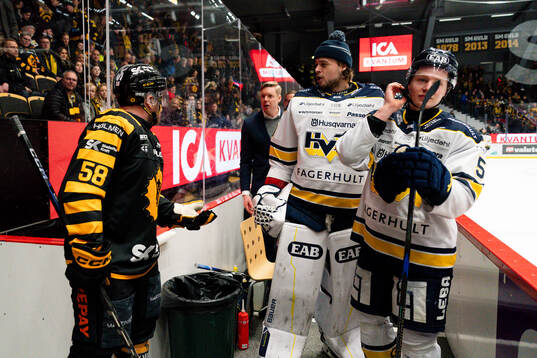 Skellefteås Oskar Nilsson och HV71s tränare Anton
