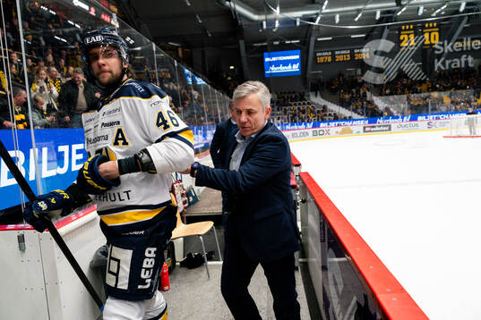 HV71s Joona Luoto och HV71s assisterande tränare Fredrik