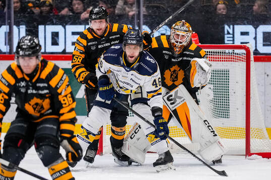 HV71s Joona Luoto och Skellefteås Oskar Nilsson och
