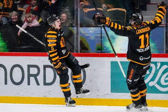 Skellefteås Axel Sandin Pellikka och Max Lindholm jublar