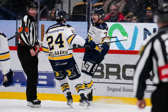 HV71s Oscar Fisker Molgaard och Radan Lenc jublar