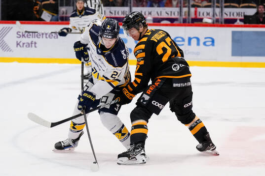 HV71s Oscar Fisker Molgaard och Skellefteås Oskar Vuollet