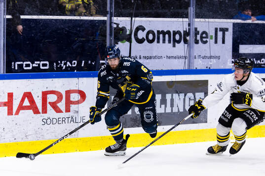 Södertäljes Olli Vainio jagas av AIKs Theo Hårdstam