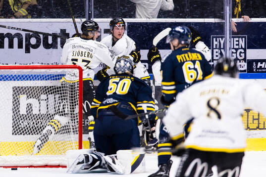 AIKs Albert Sjöberg (v) gör 1-2 och jublar med lagkamrater