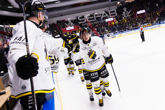 AIKs Albert Sjöberg jublar med lagkamrater