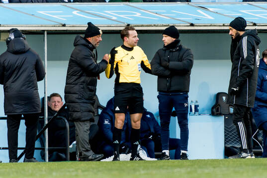 Domare Kristoffer Karlsson och Malmö FFs tränare Henrik Rydström och Utsiktens tränare Bosko Orovic