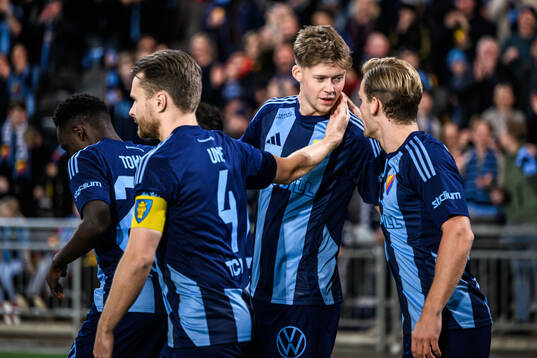 Djurgårdens Patric Åslund jublar tillsammans med Jacob Larsson och Hampus Finndell efter 1-0