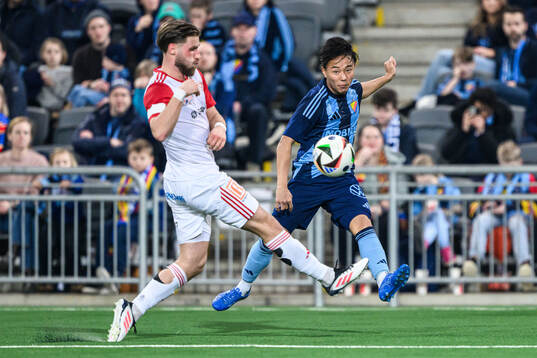 Sandvikens IFs Kasper Harletun och Djurgårdens Keita Kosugi