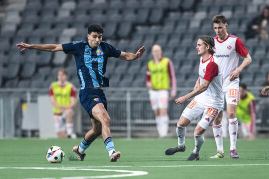 Djurgårdens Deniz Hummet och Sandvikens IFs Johan Arvidsson