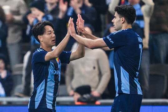 Djurgårdens Keita Kosugi och Deniz Hummet  jublar