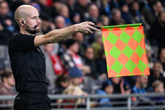 Assisterande domare Andreas Svensson dömer offside