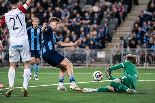 Djurgårdens Deniz Hummet och Sandvikens IFs Hannes Sveijer