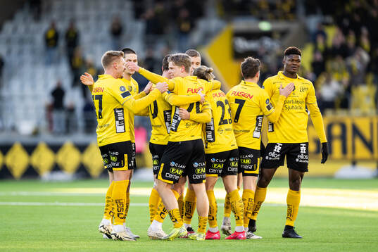 Elfsborgs Gottfrid Rapp jublar med lagkamrater efter 1-0