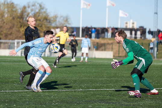 Halmstads André Boman med Gefles Deniz Yaldir och målvakt