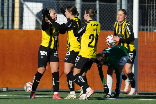 Häckens Matilda Nildén och Tabby Tindell jublar efter 1-1