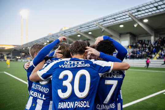 IFK Göteborgs Tobias Heintz jublar ihop med lagkamrater