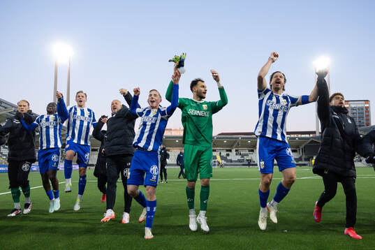 IFK Göteborgs spelare jublar och tackar publiken