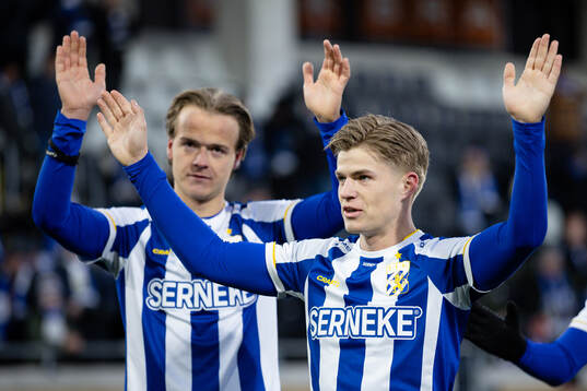IFK Göteborgs August Erlingmark och Felix Eriksson tackar publiken
