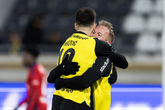 Häckens Srdjan Hrstic jublar med Mikkel Rygaard Jensen