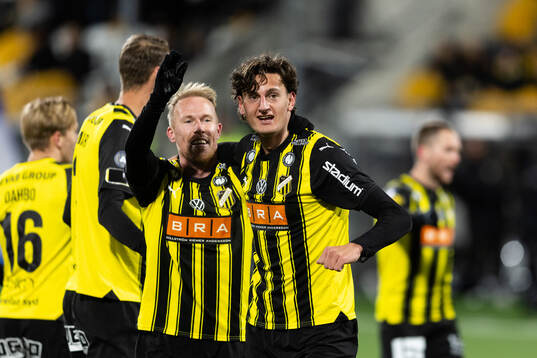 Häckens Silas Andersen jublar ihop med Mikkel Rygaard Jensen efter 1-0