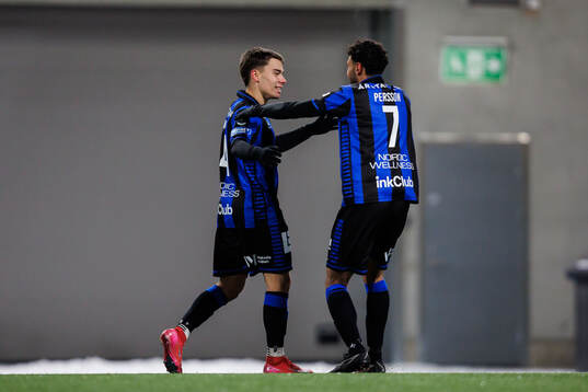 Sirius Leo Walta jublar med Joakim Persson efter 1-0