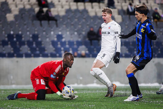 Sirius målvakt Ismael Diawara och Tobias Carlsson mot