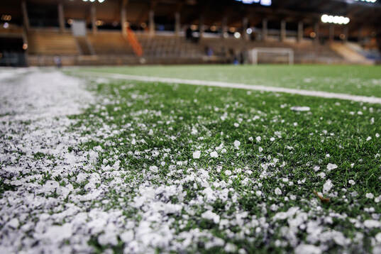 Snö och is på konstgräs