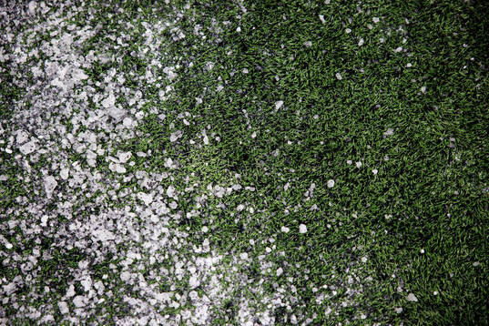 Snö och is på konstgräs