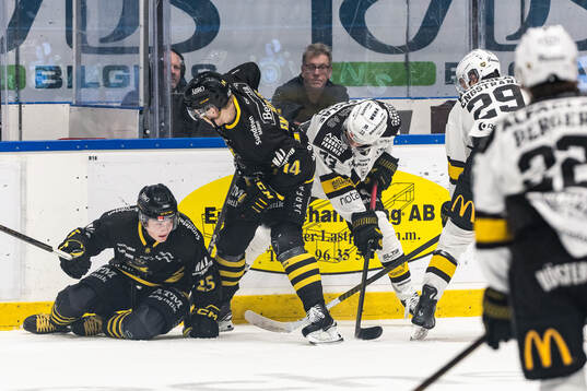 AIKs Theo Hårdstam och Jesper Emanuelsson i kamp om pucken