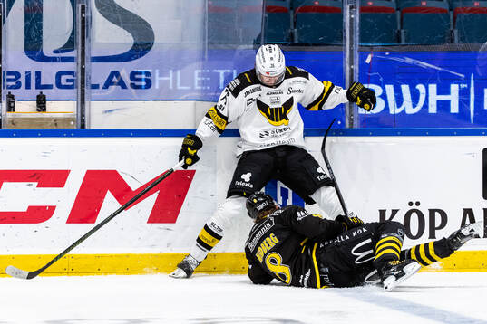 Västerås Oskar Kvist och AIKs Tom Hedberg