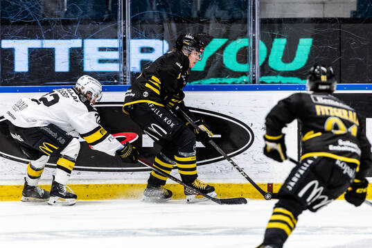 Västerås Patrick Grasso och AIKs Tom Hedberg