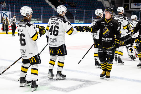 Västerås Noah Wolf och Svante Sjödin tackar AIKs Tom