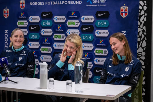 Head coach Gemma Grainger, Ada Hegerberg and Caroline