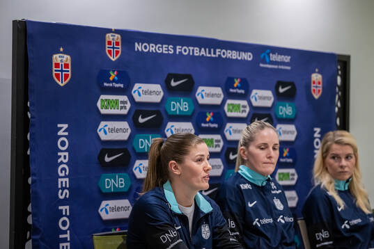Maren Mjelde, head coach Gemma Grainger and Ada Hegerberg