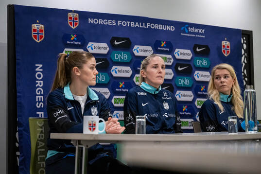 Maren Mjelde, head coach Gemma Grainger and Ada Hegerberg