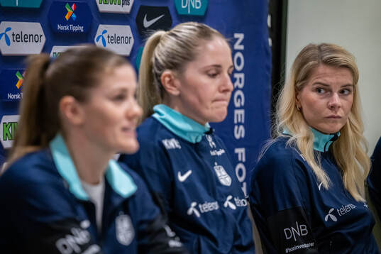 Maren Mjelde, head coach Gemma Grainger and Ada Hegerberg