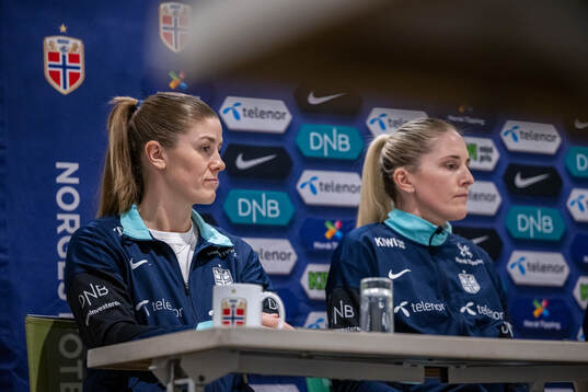 Maren Mjelde and head coach Gemma Grainger of the Norwegian