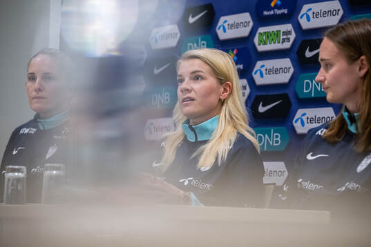 Head coach Gemma Grainger, Ada Hegerberg and Caroline