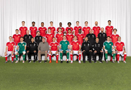  Ville Nilsson, Abdi Sabriye, Abdusallam Magashy, Saku Ylätupa, Awaka Djoro, Isaac Atanga, Willmer Andersson, William Andersson, Robert Gojani, Arash Jafarpour. Mittenledet från vänster: Rony Jansson, lagledare Ola Ragnarson, assisterande tränare Guillem Santesmases, Sivert Överby, Zakarias Råvik, Anthony Olusanya, Aboubacar Keita, målvaktstränare Donald Arvidsson, performance coach Ludvig Axelsson, Antonio Kujundzic. Sittande från vänster: Carl Gustafsson, Jacob Kindberg, assisterande tränare Emin Nouri, sportchef Peter Swärdh, Rasmus Sjöstedt, Samuel Brolin, Lars Saetra, klubbchef David Måsegård, huvudtränare Toni Koskela, Casper Andersson, Melker Hallberg. Editors note: Bilden är retuscherad.