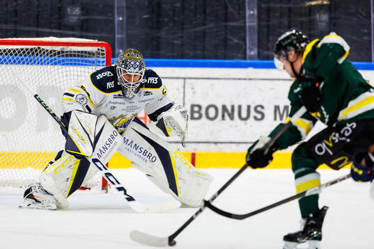 Södertäljes målvakt Frans Tuohimaa och och Östersunds
