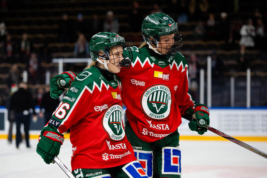 Frölundas Emilia Bergeby Hallbeck och Ella Hellman jublar