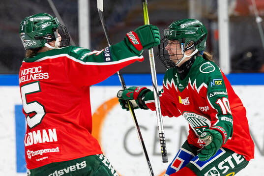 Frölundas Emilia Vesa jublar ihop med Nathalie Lidman