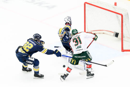 HV71s Oscar Engsund och målvakt Frederik Dichow och