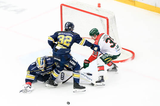 HV71s målvakt Frederik Dichow och Oscar Engsund och